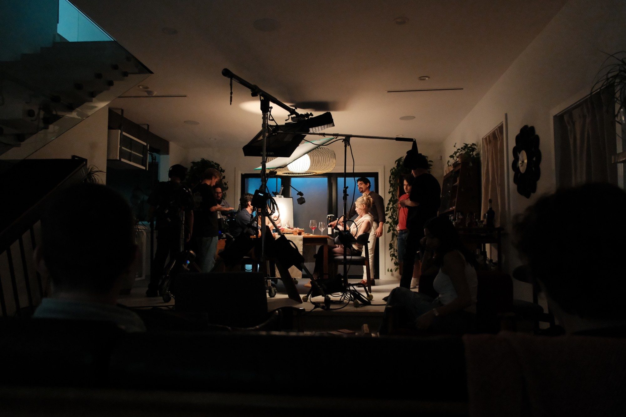 On set for Conspiracy Theory — a night dinner scene being filmed in Los Angeles